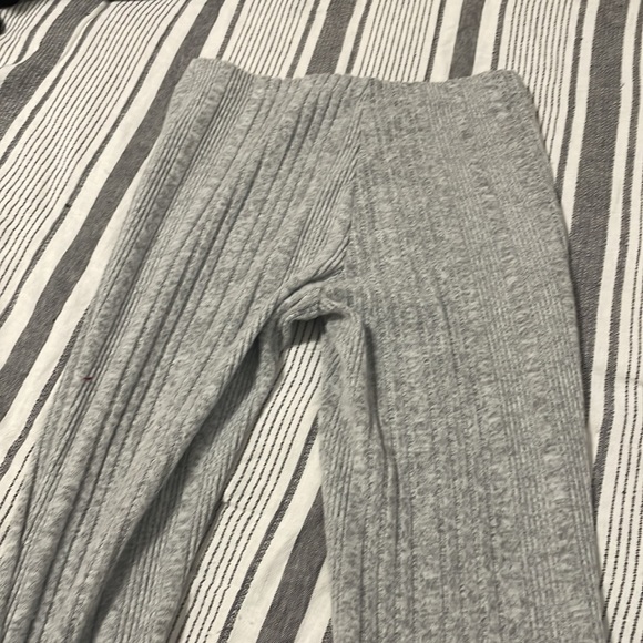 Gray leggings, barley worn, soft and high waisted. - Picture 3 of 6